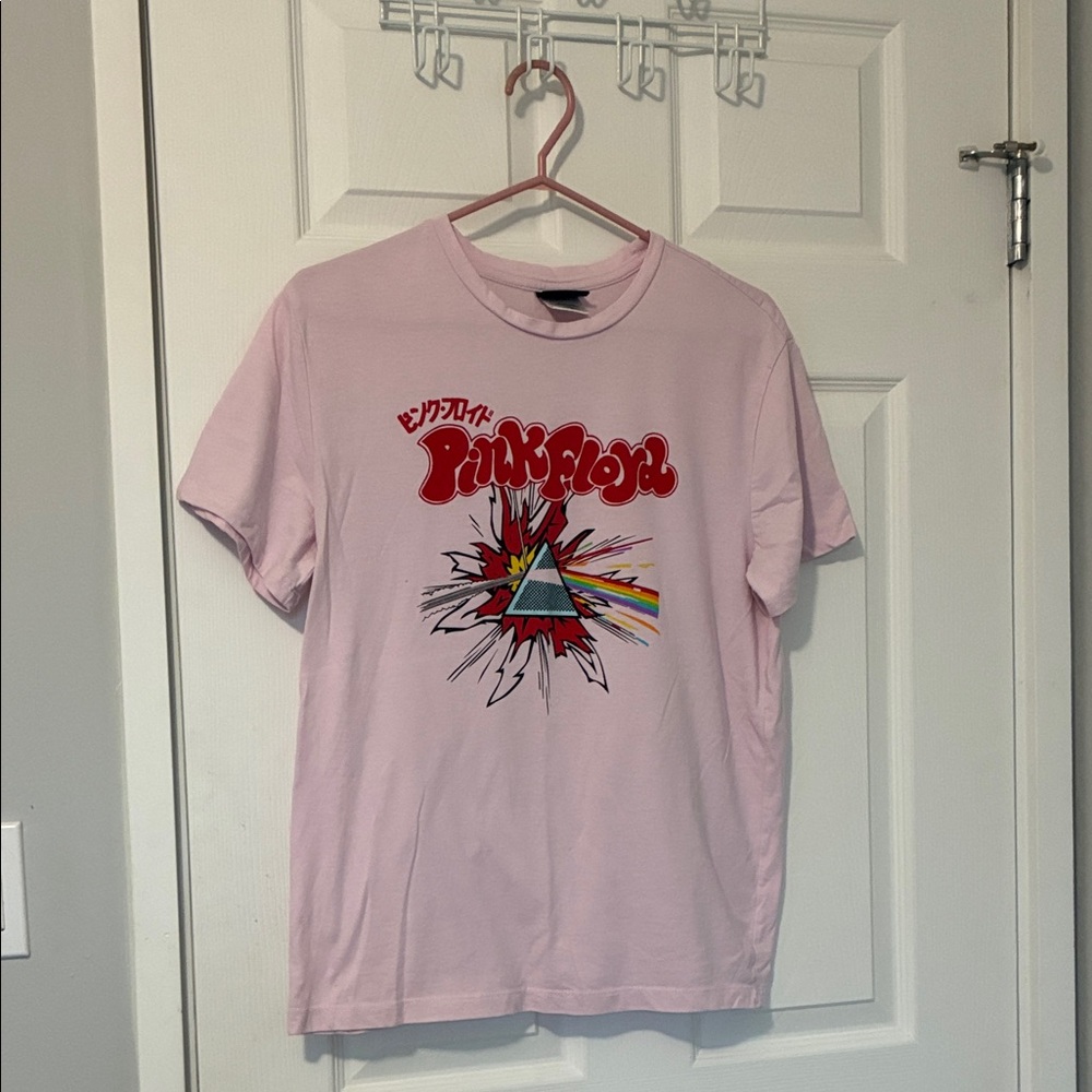 Pink men’s Pink Floyd graphic tshirt with English and Japanese graphics